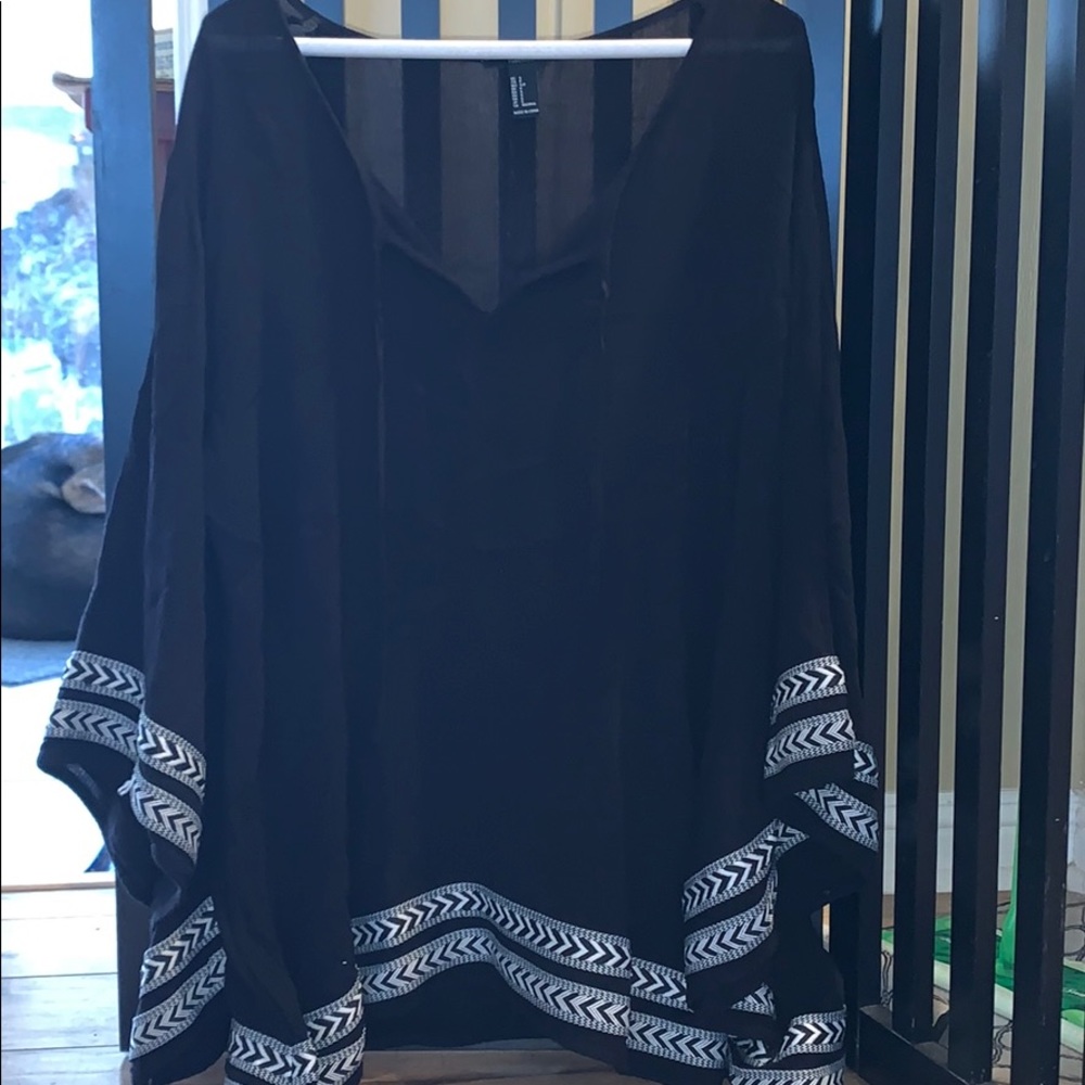 Bell sleeved pattern lined black blouse